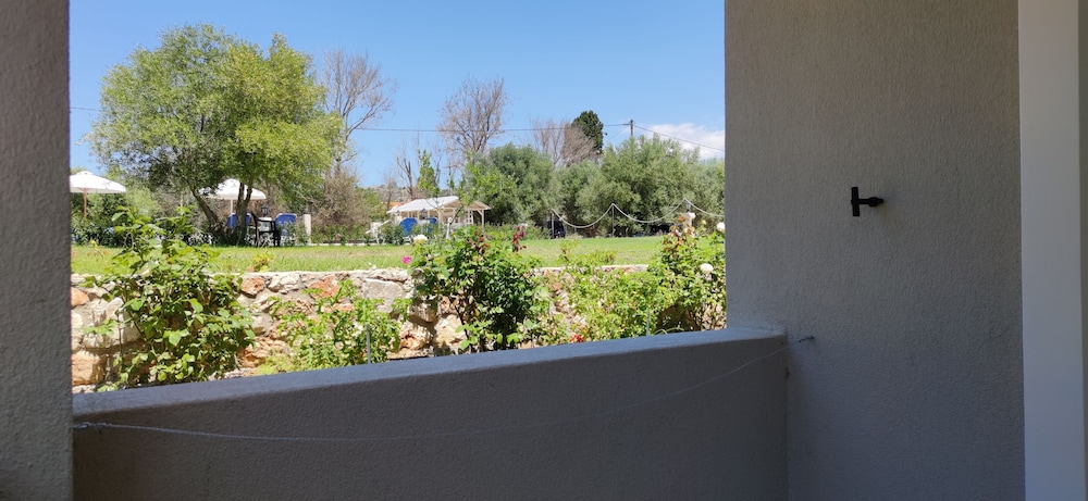Casa de Rosa Apartments — Hotel building in Svoronata, Ionian Islands