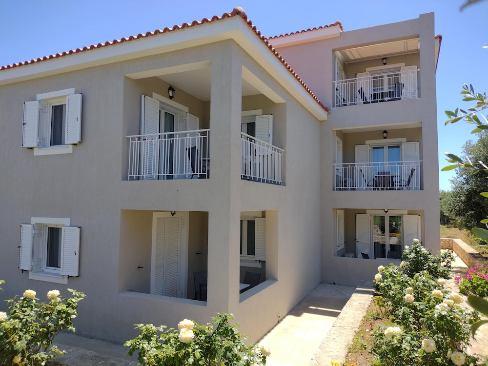 Casa de Rosa Apartments — Hotel building in Svoronata, Ionian Islands