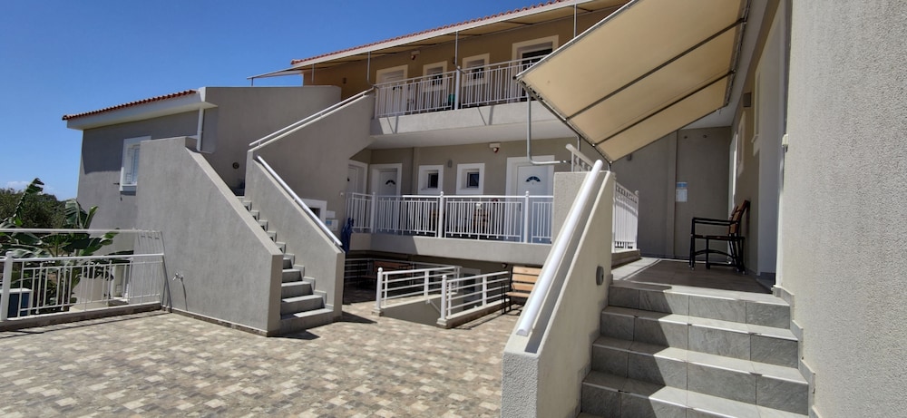 Casa de Rosa Apartments — Hotel building in Svoronata, Ionian Islands
