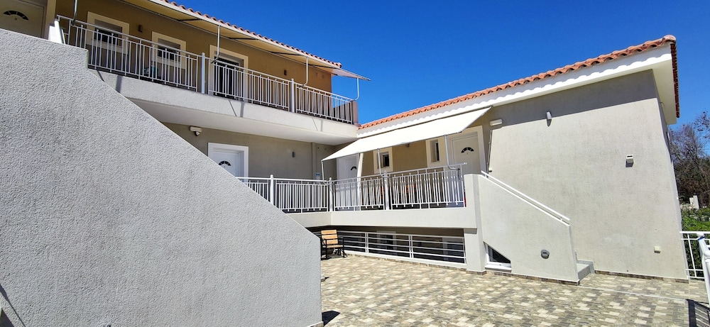 Casa de Rosa Apartments — Hotel rooms in Svoronata, Ionian Islands