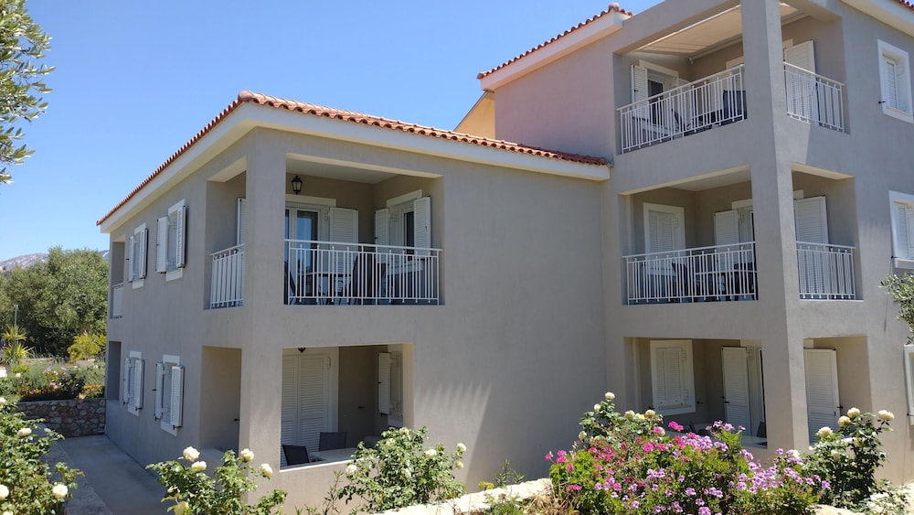 Casa de Rosa Apartments — Hotel building in Svoronata, Ionian Islands