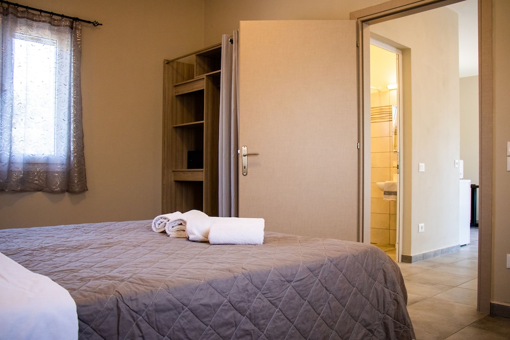 Casa de Rosa Apartments — Hotel rooms in Svoronata, Ionian Islands