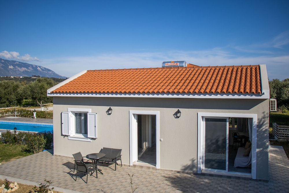 Casa de Rosa Apartments — Hotel building in Svoronata, Ionian Islands