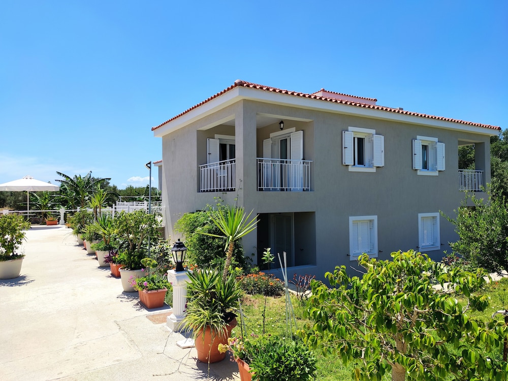 Casa de Rosa Apartments — Hotel building in Svoronata, Ionian Islands