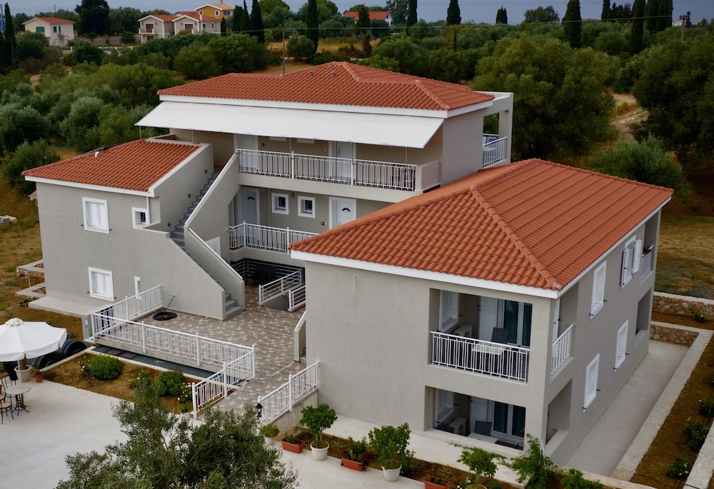 Casa de Rosa Apartments — Hotel building in Svoronata, Ionian Islands