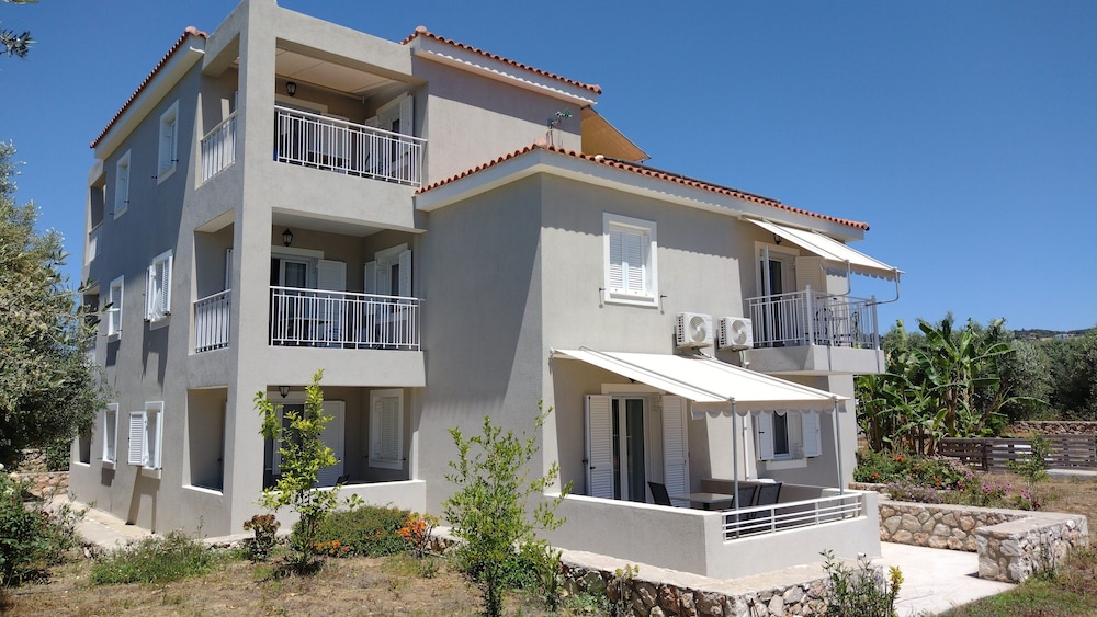 Casa de Rosa Apartments — Hotel building in Svoronata, Ionian Islands