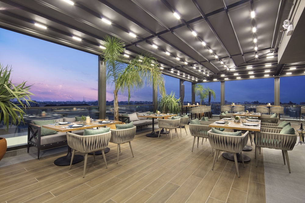 DoubleTree By Hilton Antalya City Centre — Restaurant & bars in Antalya