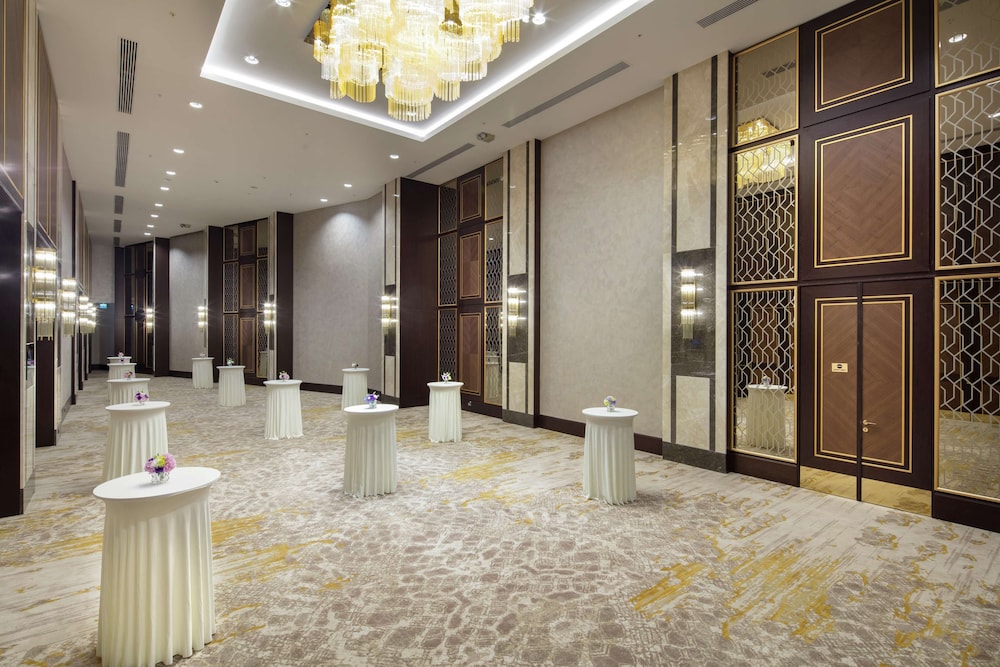 DoubleTree By Hilton Antalya City Centre — Restaurant & bars in Antalya