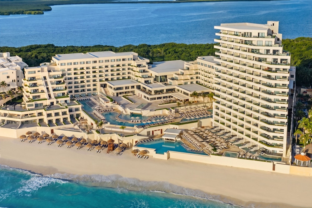 Secrets Mirabel Cancun Resort & Spa - Adults Only - Breathtaking Lagoon and Ocean Views — Hotel building in Cancun, Quintana Roo