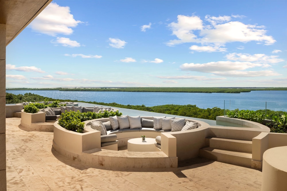 Secrets Mirabel Cancun Resort & Spa - Adults Only - Breathtaking Lagoon and Ocean Views — Swimming pool in Cancun, Quintana Roo