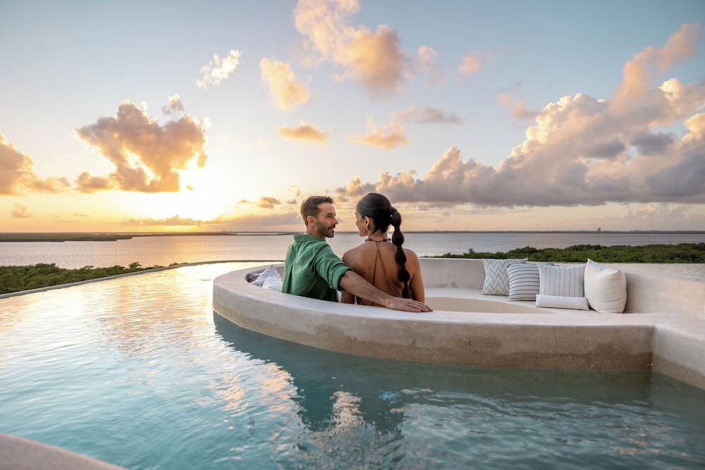 Secrets Mirabel Cancun Resort & Spa - Adults Only - Breathtaking Lagoon and Ocean Views — Swimming pool in Cancun, Quintana Roo