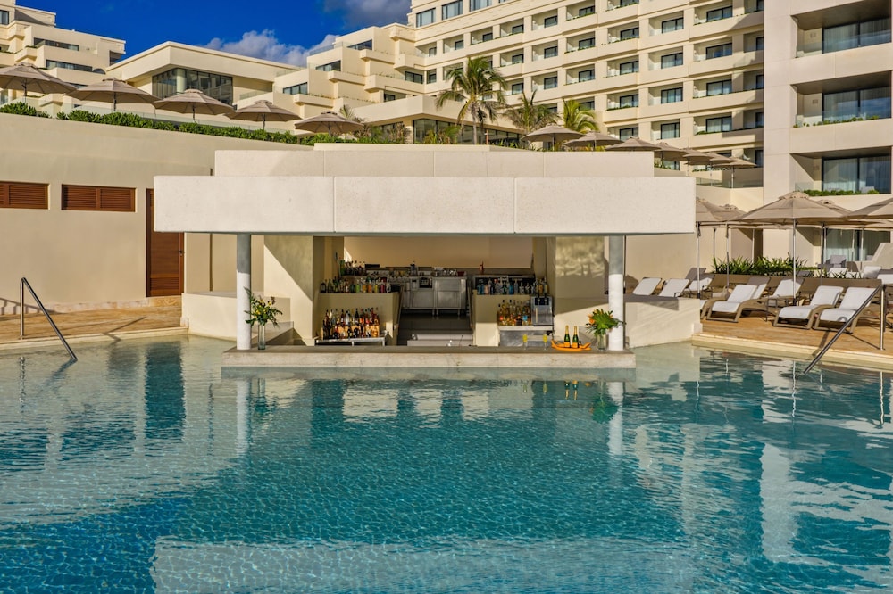 Secrets Mirabel Cancun Resort & Spa - Adults Only - Breathtaking Lagoon and Ocean Views — Swimming pool in Cancun, Quintana Roo