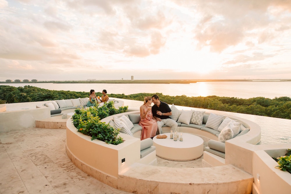 Secrets Mirabel Cancun Resort & Spa - Adults Only - Breathtaking Lagoon and Ocean Views — Restaurant & bars in Cancun, Quintana Roo