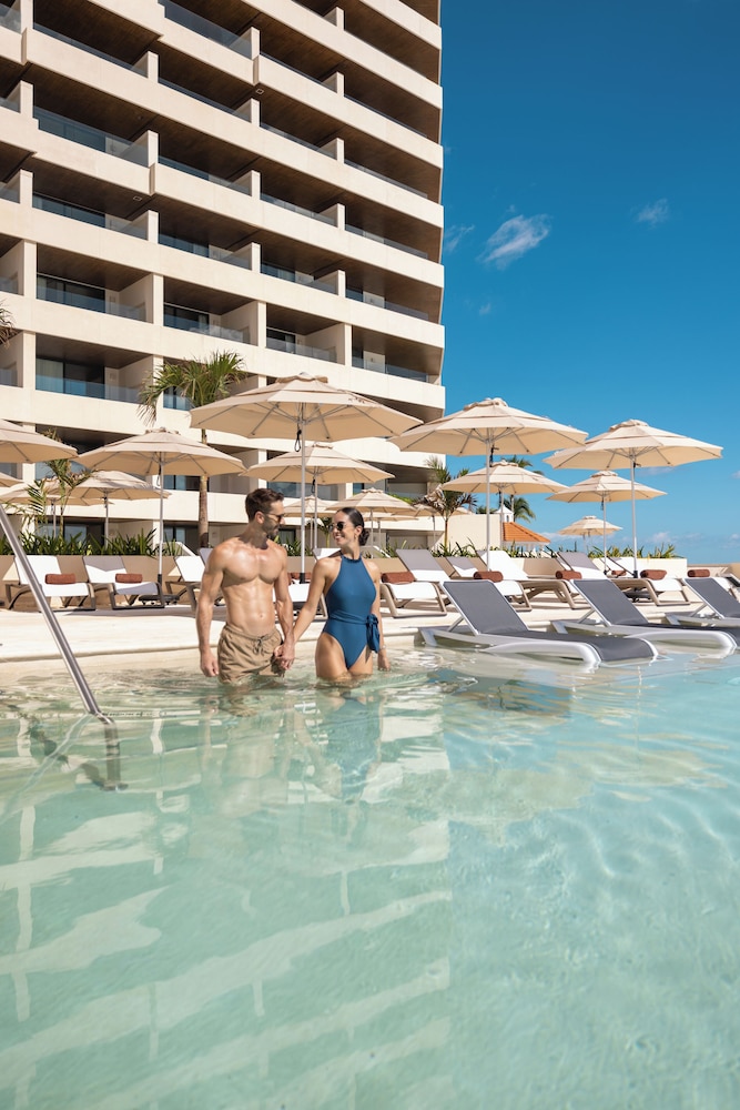 Secrets Mirabel Cancun Resort & Spa - Adults Only - Breathtaking Lagoon and Ocean Views — Swimming pool in Cancun, Quintana Roo