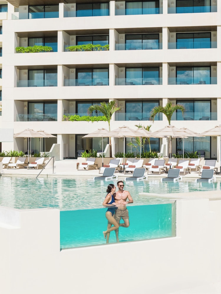 Secrets Mirabel Cancun Resort & Spa - Adults Only - Breathtaking Lagoon and Ocean Views — Swimming pool in Cancun, Quintana Roo