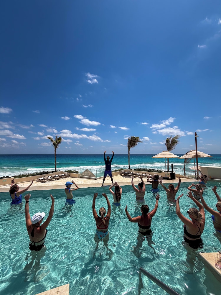 Secrets Mirabel Cancun Resort & Spa - Adults Only - Breathtaking Lagoon and Ocean Views — Swimming pool in Cancun, Quintana Roo