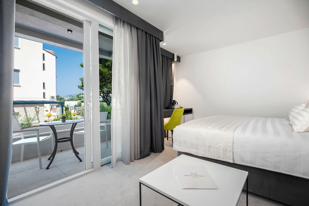 Hotel Mirjam — Hotel rooms in Makarska, Split-Dalmatia