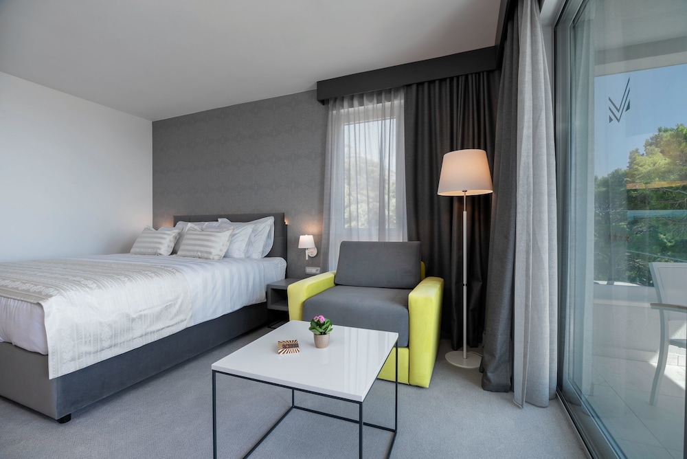 Hotel Mirjam — Hotel rooms in Makarska, Split-Dalmatia
