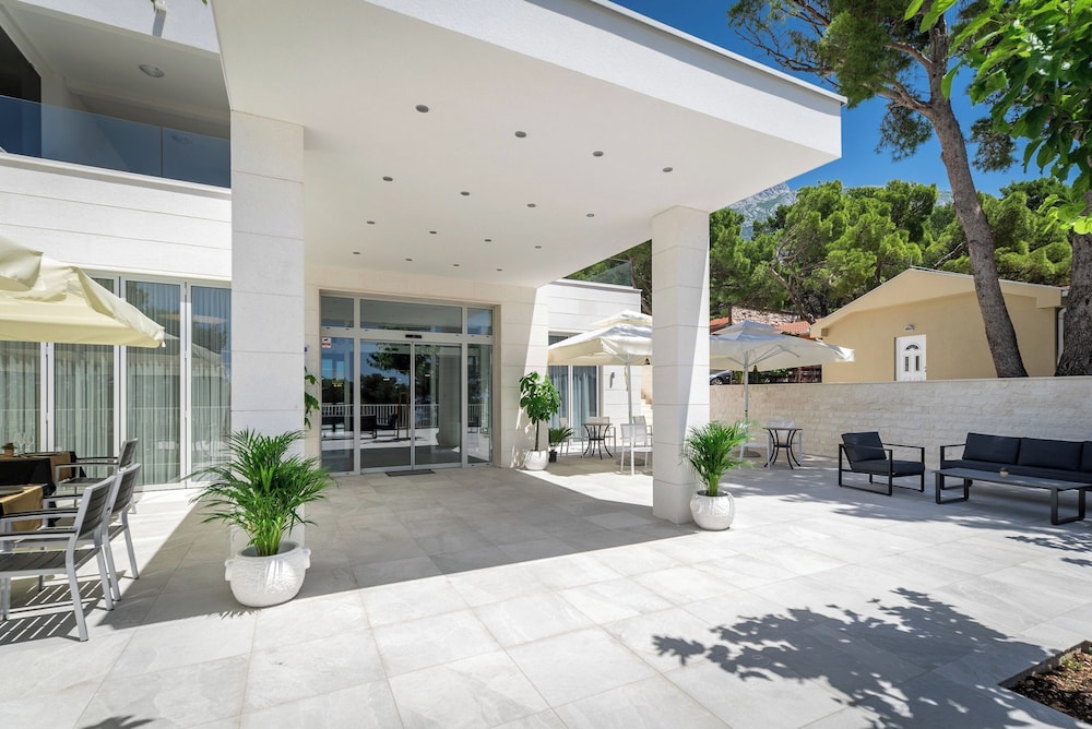 Hotel Mirjam — Hotel building in Makarska, Split-Dalmatia