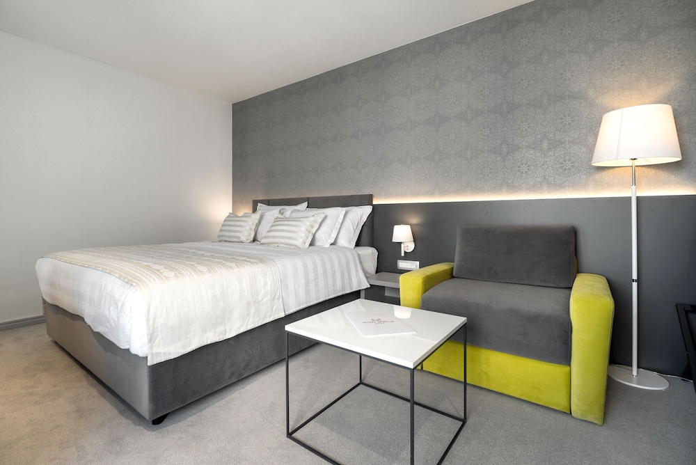 Hotel Mirjam — Hotel rooms in Makarska, Split-Dalmatia