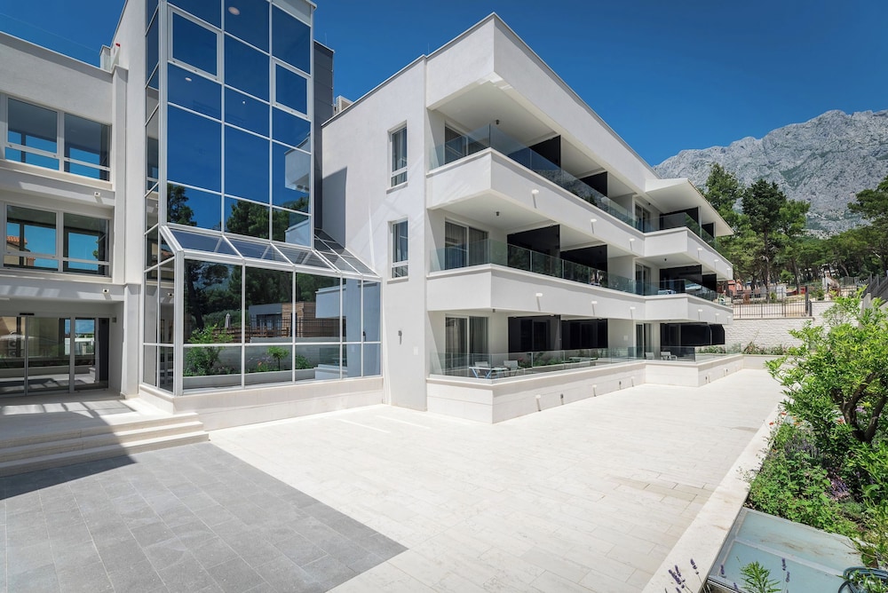 Hotel Mirjam — Hotel building in Makarska, Split-Dalmatia