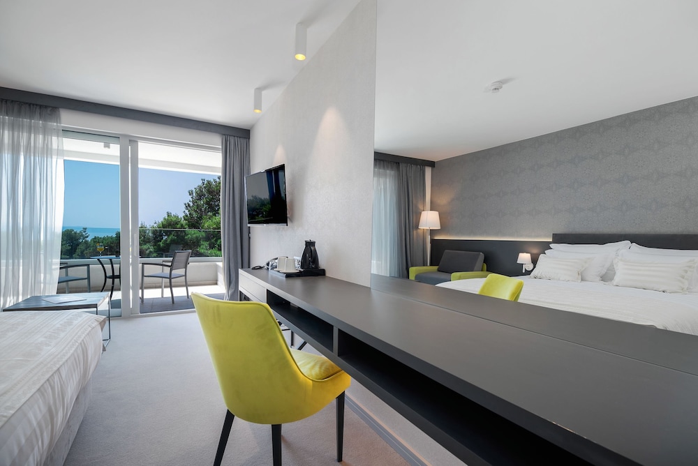 Hotel Mirjam — Hotel rooms in Makarska, Split-Dalmatia