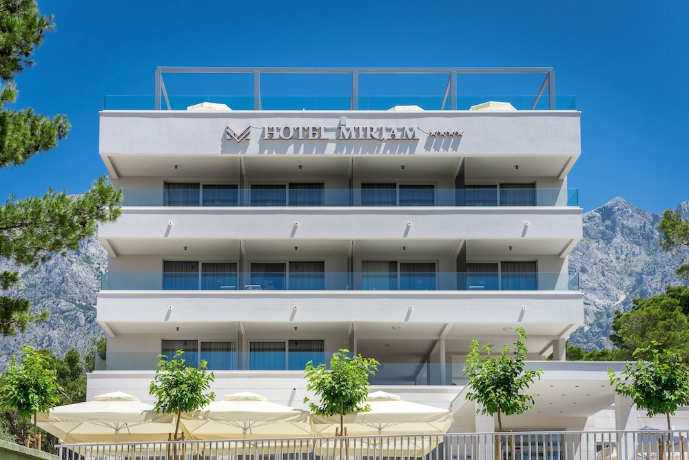 Hotel Mirjam — Hotel building in Makarska, Split-Dalmatia