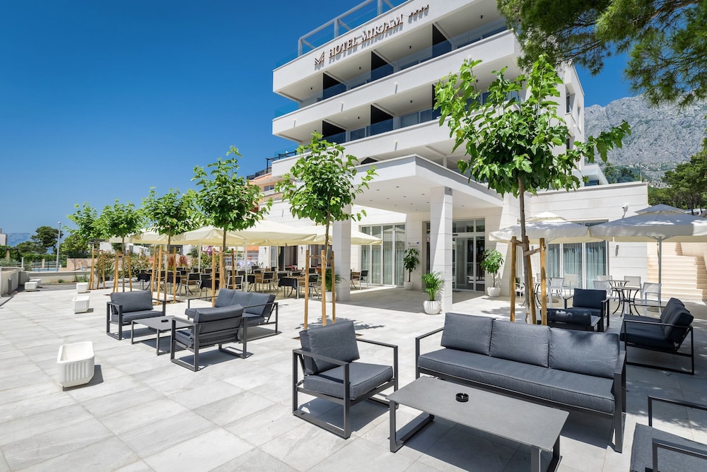 Hotel Mirjam — Hotel building in Makarska, Split-Dalmatia