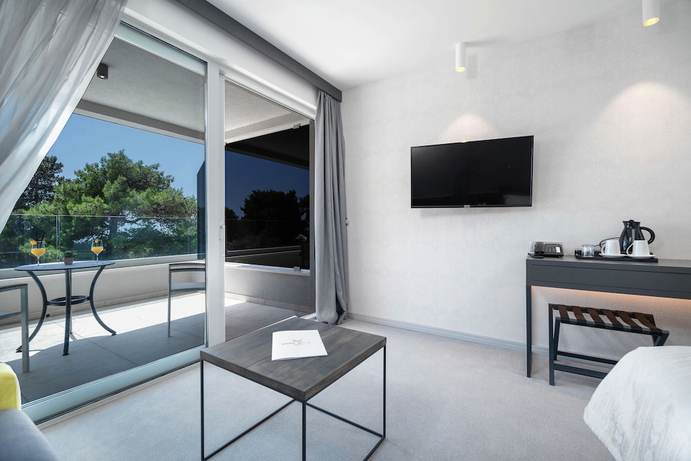 Hotel Mirjam — Hotel rooms in Makarska, Split-Dalmatia