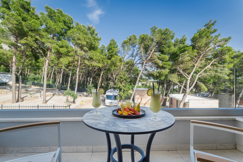Hotel Mirjam — Restaurant & bars in Makarska, Split-Dalmatia