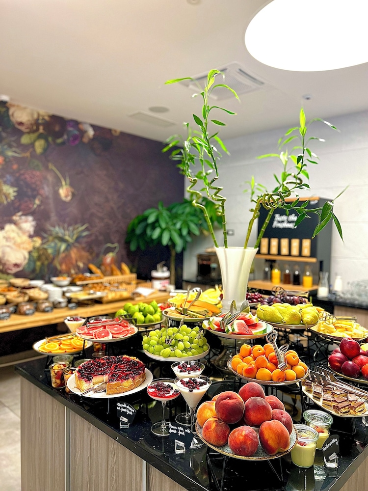Hotel Mirjam — Restaurant & bars in Makarska, Split-Dalmatia