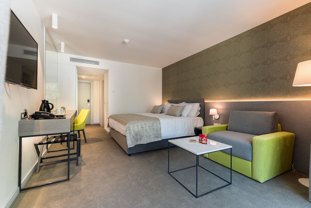 Hotel Mirjam — Hotel rooms in Makarska, Split-Dalmatia