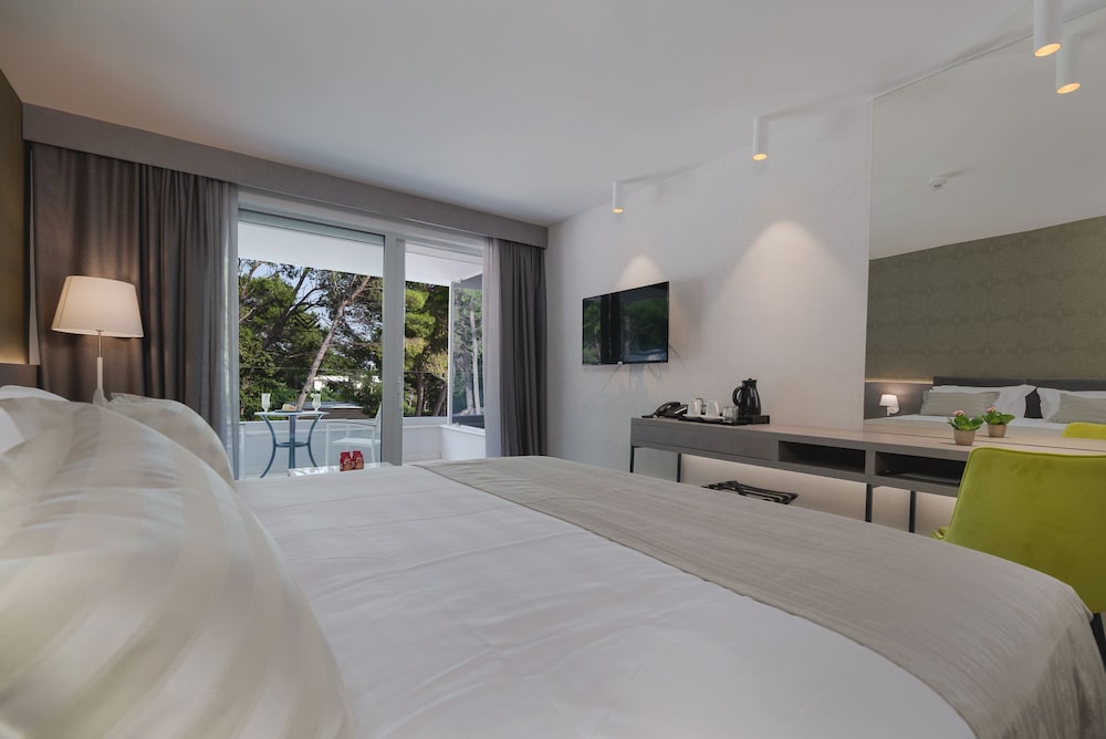 Hotel Mirjam — Hotel rooms in Makarska, Split-Dalmatia