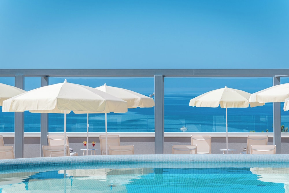 Hotel Mirjam — Swimming pool in Makarska, Split-Dalmatia