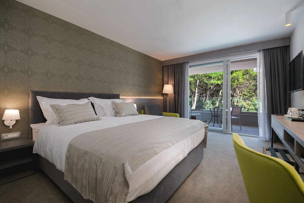 Hotel Mirjam — Hotel rooms in Makarska, Split-Dalmatia