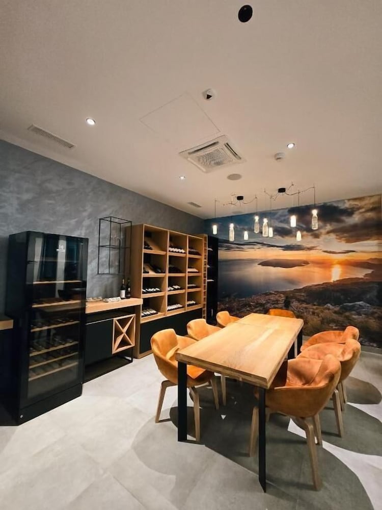Hotel Mirjam — Restaurant & bars in Makarska, Split-Dalmatia