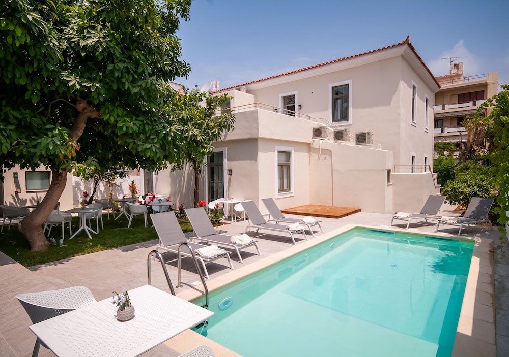 Epavli Boutique Luxury Suites — Swimming pool in Chania