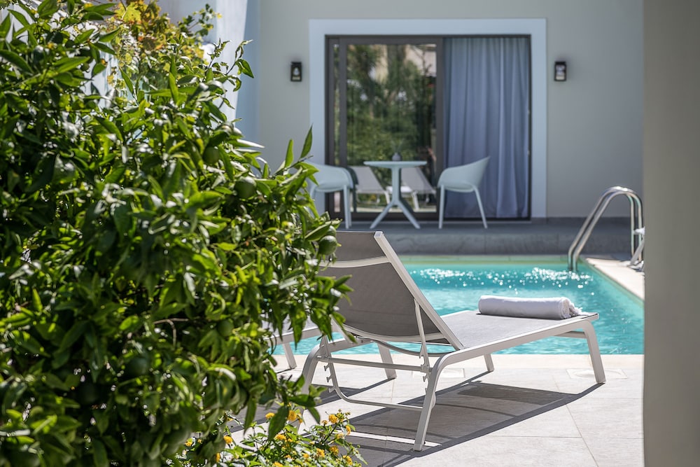 Epavli Boutique Luxury Suites — Swimming pool in Chania
