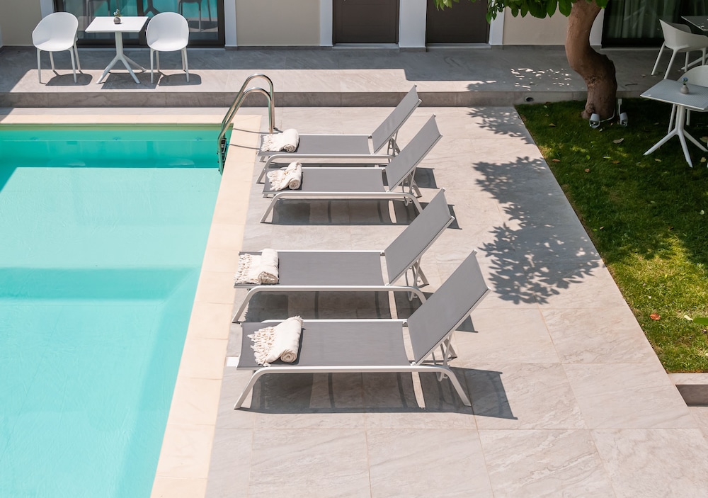 Epavli Boutique Luxury Suites — Swimming pool in Chania
