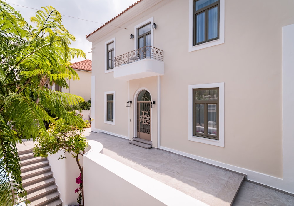Epavli Boutique Luxury Suites — Hotel building in Chania
