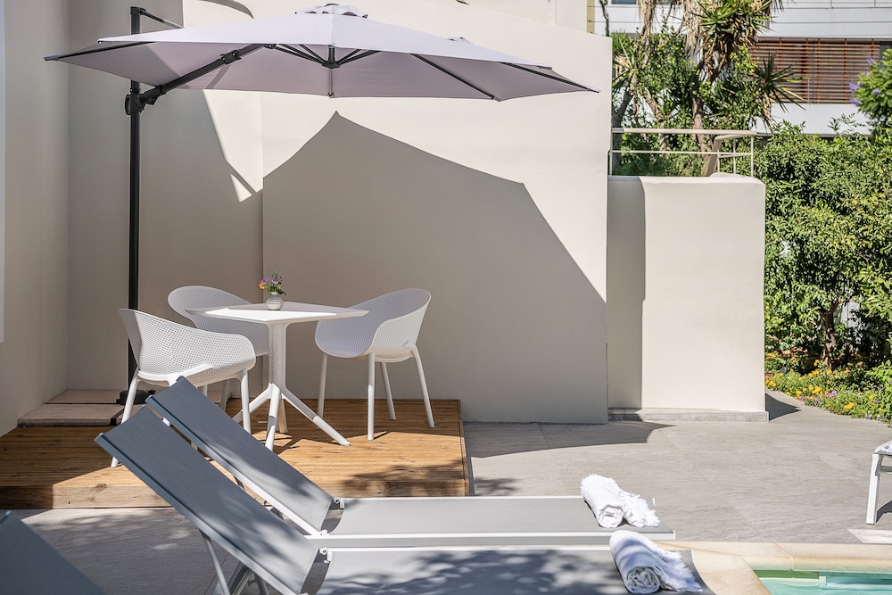 Epavli Boutique Luxury Suites — Swimming pool in Chania