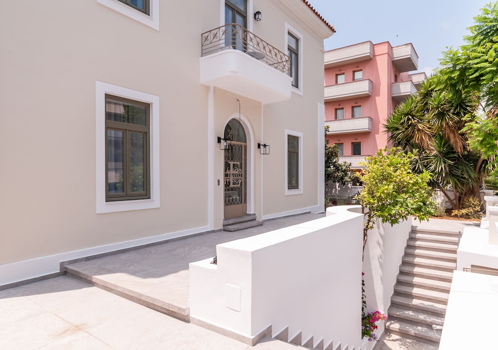 Epavli Boutique Luxury Suites — Hotel building in Chania