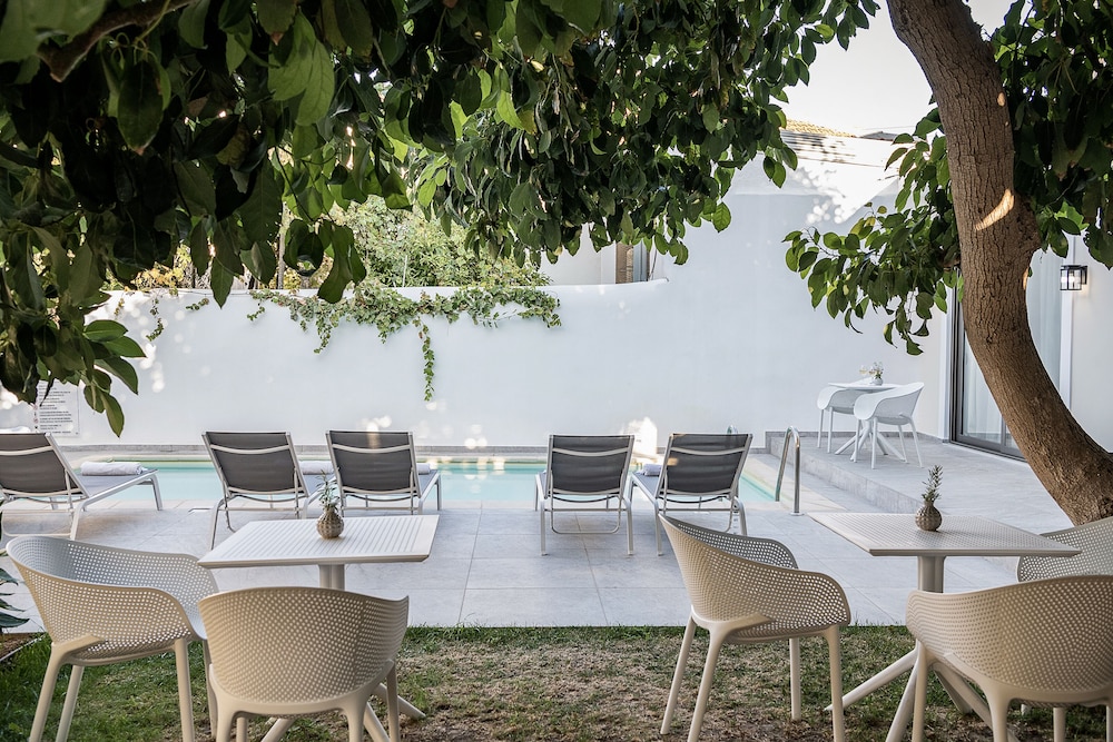 Epavli Boutique Luxury Suites — Swimming pool in Chania