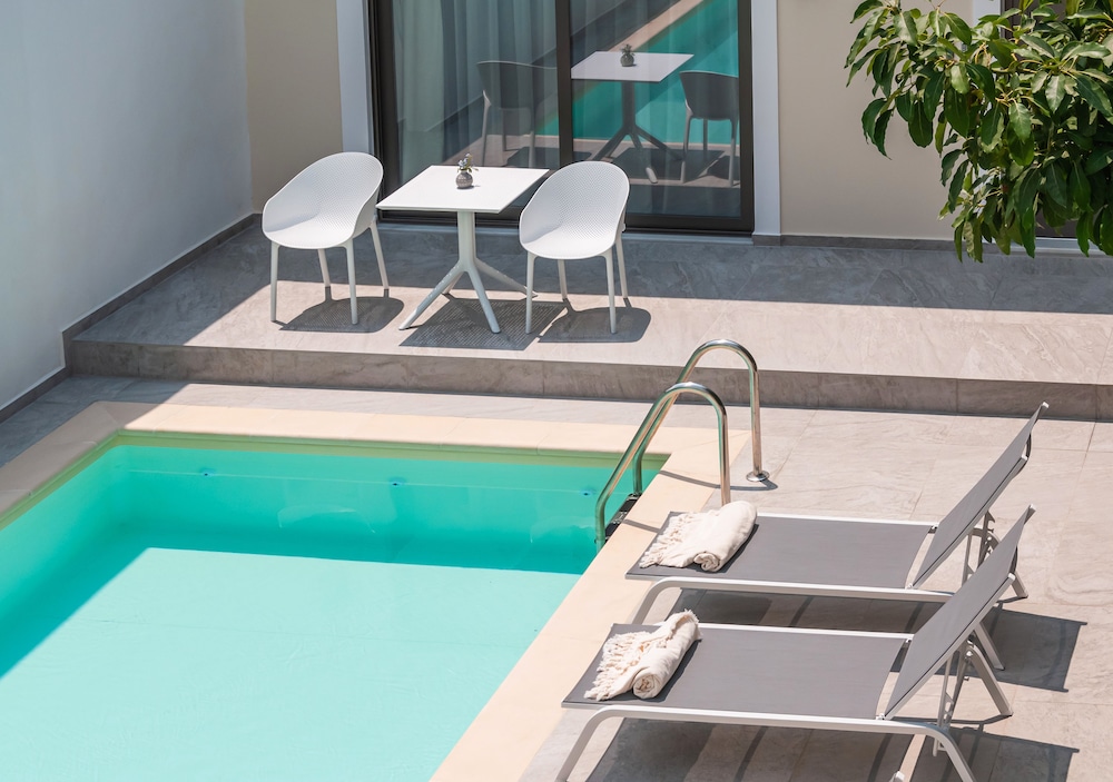 Epavli Boutique Luxury Suites — Swimming pool in Chania
