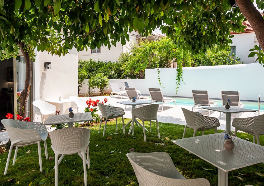 Epavli Boutique Luxury Suites — Swimming pool in Chania