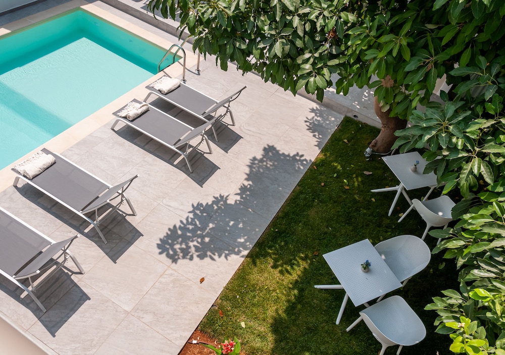 Epavli Boutique Luxury Suites — Swimming pool in Chania