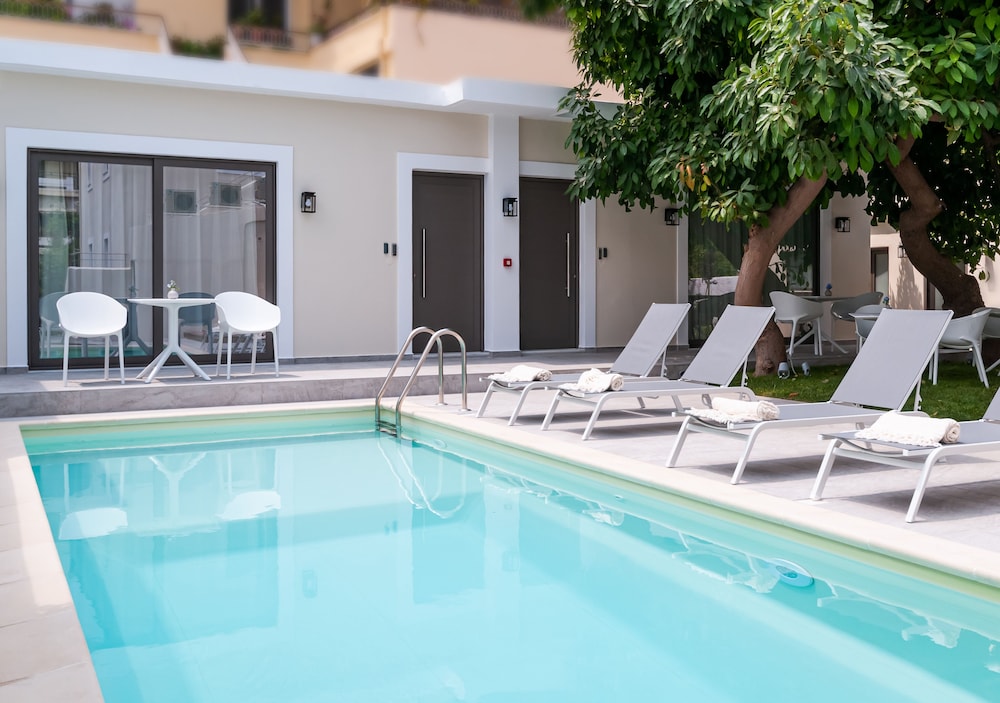 Epavli Boutique Luxury Suites — Swimming pool in Chania