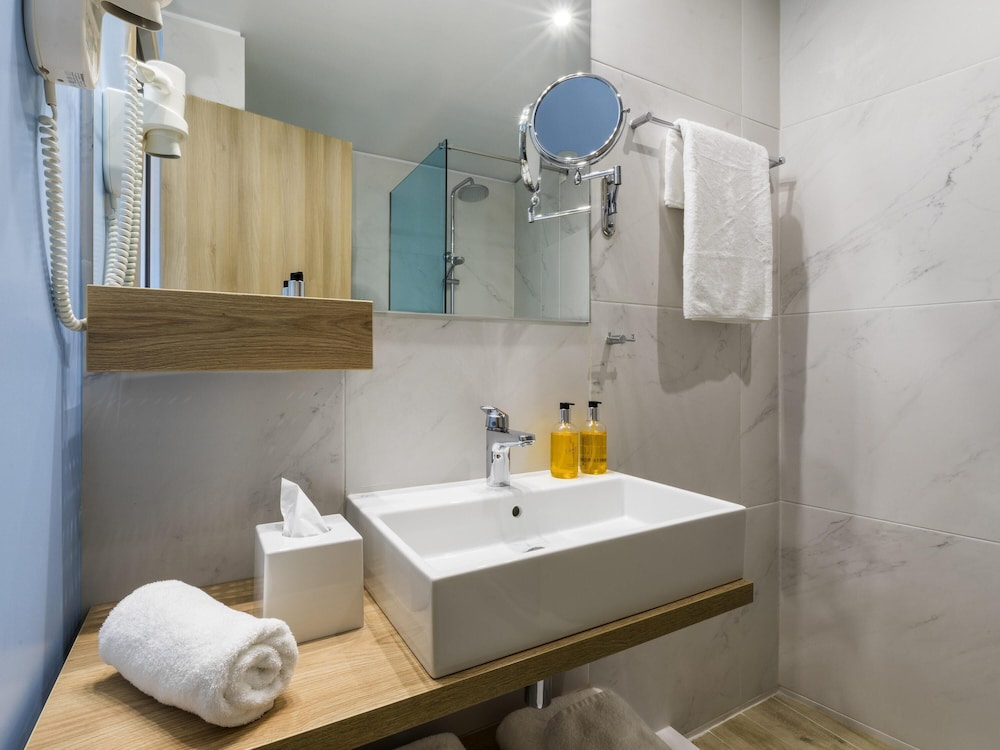 ibis Styles Athens Routes — Hotel rooms in Athens, Attica