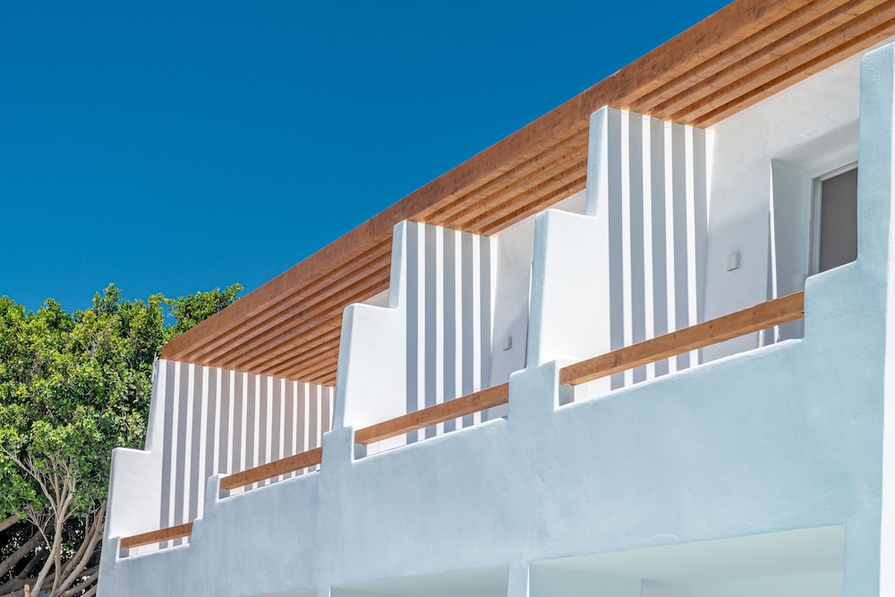 Omnia Mykonos Boutique Hotel & Suites — Hotel building in Ornos, South Aegean