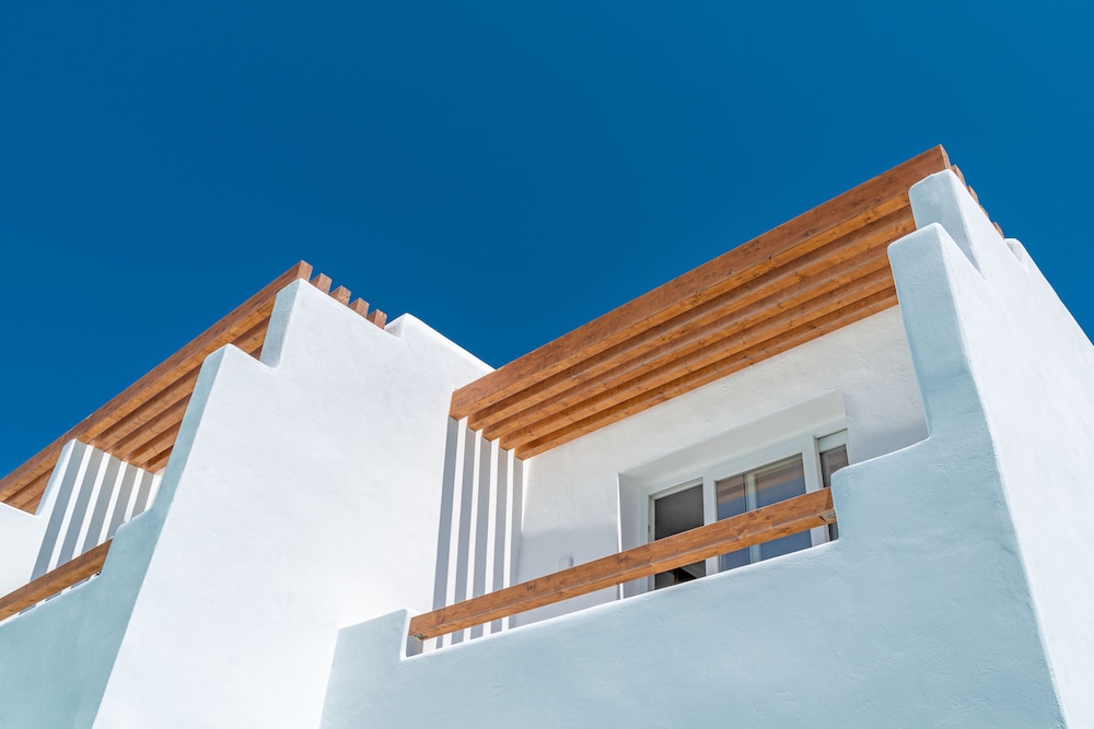 Omnia Mykonos Boutique Hotel & Suites — Hotel building in Ornos, South Aegean